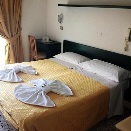 Hotel Till Римини Екстериор снимка